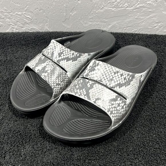 🔥 Oofos Reptile Limited Snake Print Ooaah Recovery Slide Sandals Wmn 10 / EU 41 - Picture 3 of 8